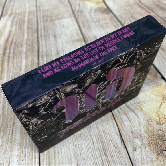 Urban Decay Eye Shadow Palette & Travel Mascara - Picture 5 of 5